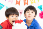 兄弟で誕生日ケーキをパクー