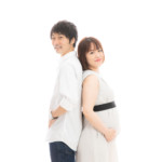 お腹の大きさを強調した夫婦のマタニティフォト