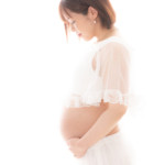 大きなお腹のシルエットを際立たせるマタニティ写真