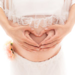 手でハートを描いたマタニティフォト