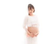 逆光で美しく浮かび上がるマタニティ写真