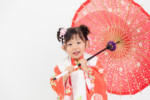 傘の小道具も子供が喜ぶアイテムです。七五三ならではの記念撮影