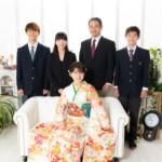 成人式の写真は、みんなに見せたくなりますよね♪。当店はすべてデーター渡しなのでSNSにも乗せることができます。振袖を着てきて頂ければ小道具などの持ち込みも無料です。