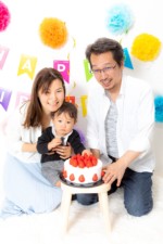 誕生日にイチゴのホールケーキ