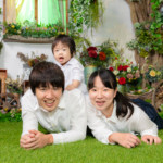 背中の上に小さなお子様が乗っての家族写真