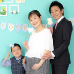 自然光が差し込む写真館ならではのさわやかな仕上がりの家族写真