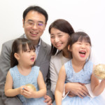 家族写真は笑顔が大事です!キッチリした家族写真だけでなく楽しい笑顔の写真を撮りましょう
