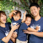 お揃いのTシャツで笑いながらの家族写真