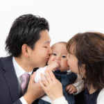 ママとパパの愛を表現した家族写真