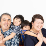 寄って笑って想い出に残る家族写真