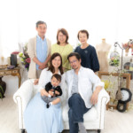 大きな窓のセットでの家族写真