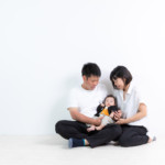 すっきり白背景の撮影セットでナチュラル仕上がりの家族写真